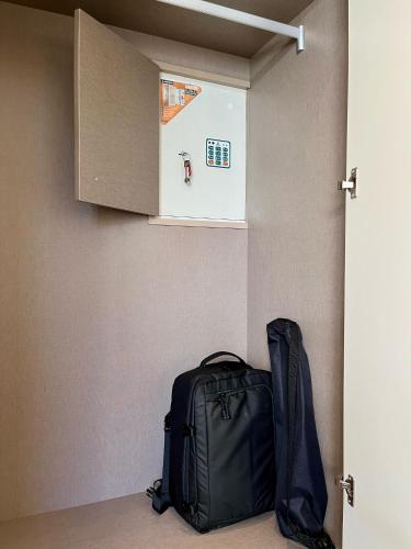 a black bag sitting next to a door at El Horizonte de Benicassim II, Descubre esta lujosa propiedad a los pies del Mediterraneo in Benicàssim