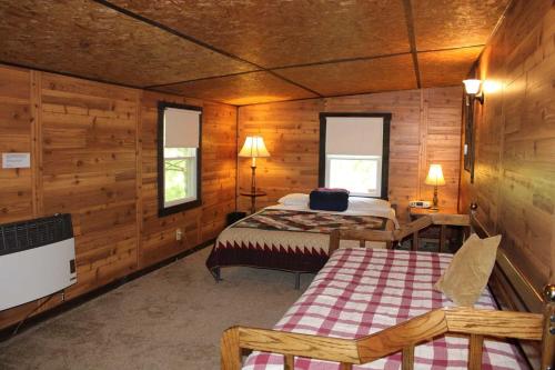 Una cama o camas en una habitación de East Fork Acres