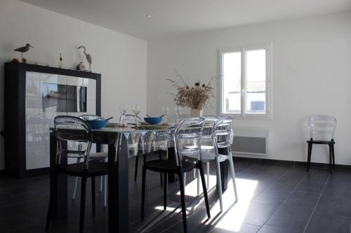 une salle à manger avec une table et des chaises dans l'établissement Maison 3 pièces 5 couchages Saint Pierre d'Oléron SPO000-039, à Saint-Pierre-dʼOléron
