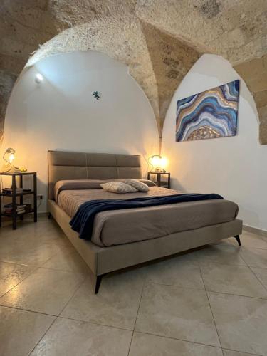 una camera da letto con un letto e due quadri sul muro di Stella del Barocco a Lecce