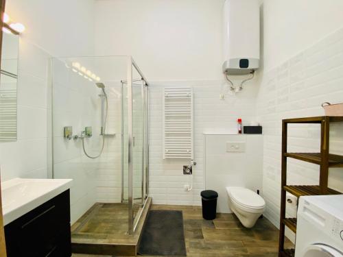 Koupelna v ubytování Central Studio in Central Budapest with AC - Brick House