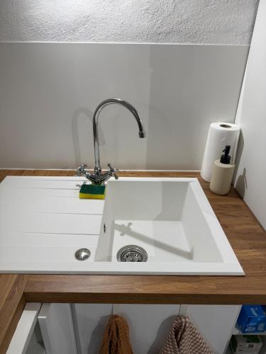 un comptoir de cuisine avec un évier dans une cuisine dans l'établissement Magnifique , appartement de plain-pied avec jardin dans le centre, à Uzès