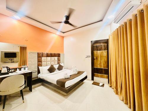 Postel nebo postele na pokoji v ubytování Hotel Sky International- Airport Zone Hyderabad