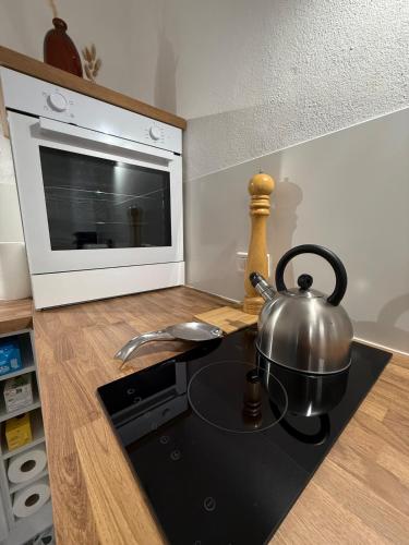 - une bouilloire sur une cuisinière dans l'établissement Magnifique , appartement de plain-pied avec jardin dans le centre, à Uzès
