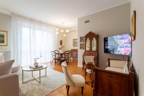 a living room with a couch and a tv at HouSmart Lorenzo Costa 17 in Bologna