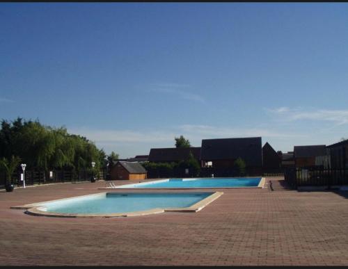an empty swimming pool in a parking lot at Chalet 5 personnes California Park in Cabourg