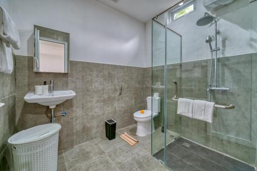 Ένα μπάνιο στο 2 Bed modern Apartment with big pool