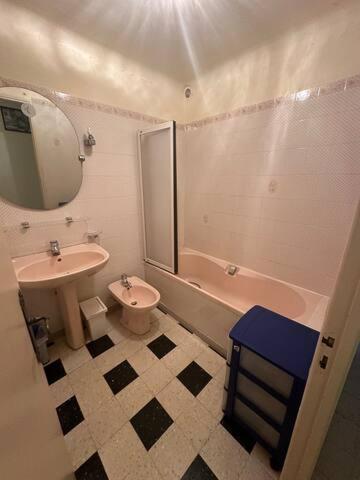 une salle de bain avec un lavabo, des toilettes et une baignoire dans l'établissement Grande Maison de village climatisée avec cours., à Saintes-Maries-de-la-Mer