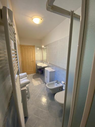 a bathroom with two sinks and two toilets at Appartamenti Sissi in Commezzadura
