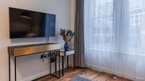 Televisyen dan/atau pusat hiburan di Monument Serviced Apartments by LovelyStay
