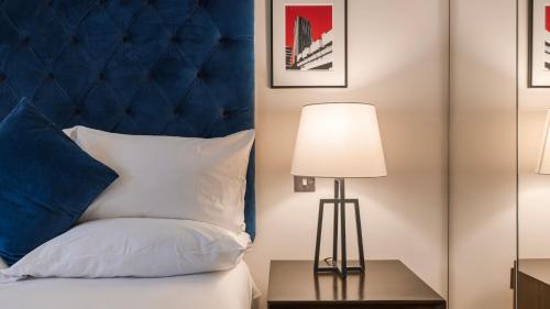 Katil atau katil-katil dalam bilik di Monument Serviced Apartments by LovelyStay