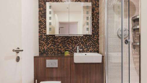 Bilik mandi di Monument Serviced Apartments by LovelyStay