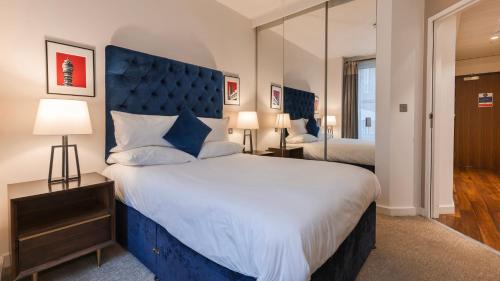 Katil atau katil-katil dalam bilik di Monument Serviced Apartments by LovelyStay