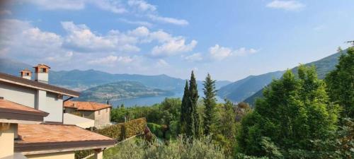 a view of a lake from a house at Casa Vacanza Glicine in Parzanica