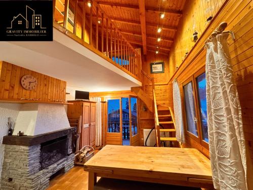 un soggiorno con tavolo e camino di Triplex Exceptionnel à La Clusaz a La Clusaz