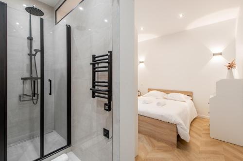 La salle de bains est pourvue d'une douche. dans l'établissement Élégant T2, Centre Paris 20 min, Calme, Cosy, Wifi, à Vincennes