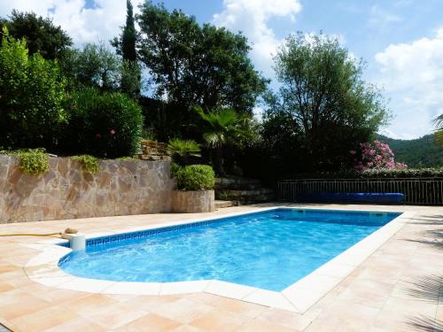 - une piscine dans une cour dotée d'un mur en pierre dans l'établissement Villa Joya climatisée pour 8 personnes avec piscine et vue mer à La Londe-Les-Maures, à La Londe-les-Maures