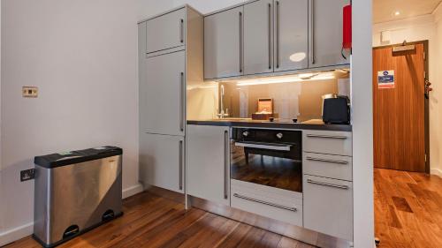 Dapur atau dapur kecil di Monument Serviced Apartments by LovelyStay