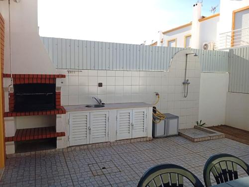 Una pequeña cocina con fregadero en una habitación. en Villa Cacela Mar, en Vila Nova de Cacela