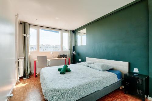 une chambre avec un grand lit avec un mur végétal dans l'établissement Stunning 1BR flat 10 min from the Eiffel Tower, à Paris