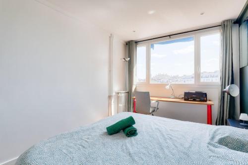 Cette chambre comprend un lit avec un objet vert. dans l'établissement Stunning 1BR flat 10 min from the Eiffel Tower, à Paris