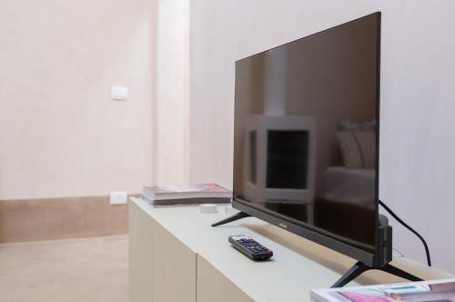 a large flat screen tv sitting on a counter at Camera a Sud in Modica