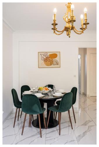 une salle à manger avec une table et des chaises vertes dans l'établissement Joli 3 pièces à 100m du métro, proche de Paris, à Pantin