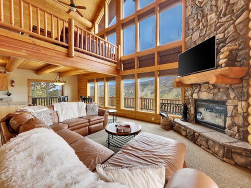 TV a/nebo společenská místnost v ubytování Ski View Cabin