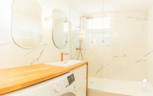 une salle de bain avec un lavabo et une douche dans l'établissement Le Cézanne, à Aix-en-Provence