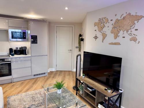 リーズにあるStylish Central Leeds Apartment by Arena with Free Parkingのリビングルーム(テレビ付)、壁の地図