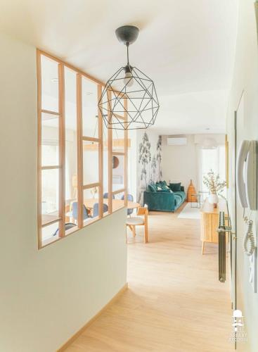 un salon avec un grand miroir au mur dans l'établissement Le Cézanne, à Aix-en-Provence