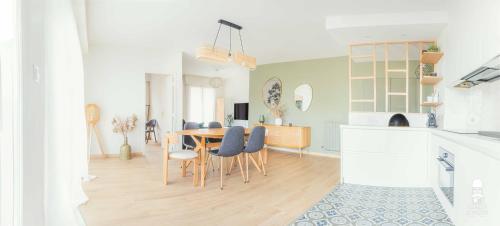 une cuisine et une salle à manger avec une table et des chaises dans l'établissement Le Cézanne, à Aix-en-Provence