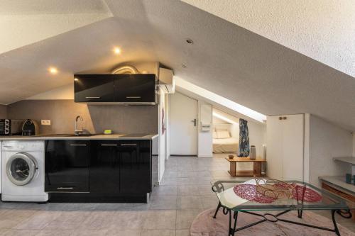 - une cuisine avec lave-linge et sèche-linge dans la chambre dans l'établissement Perchoir dans la vieille ville, à Nice