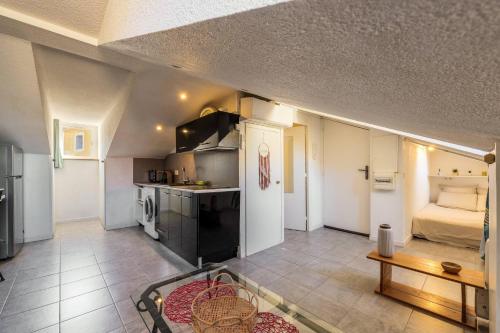 une pièce avec une cuisine et un salon dans l'établissement Perchoir dans la vieille ville, à Nice