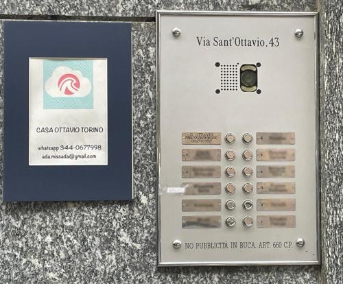 una macchina con un cartello che dice v santify di Casa Ottavio Torino a Torino