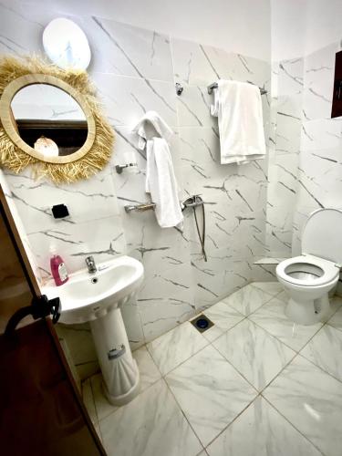 Ein Badezimmer in der Unterkunft Refuge Comfort and Rustic Charm