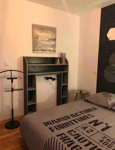 une chambre avec un lit, une table et une cheminée dans l'établissement 50 Nuances de Gris - Chambre privée dans une maison disposant de 4 autres chambres, à Saint-Dizier