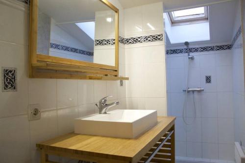 une salle de bain avec un lavabo, un miroir et une douche dans l'établissement Mais 3 pièces 4 couchages SAINT GEORGES D'OLERON SGO000-083, à Saint-Georges-dʼOléron