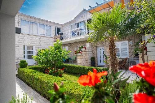 Κήπος έξω από το Villa Markoc