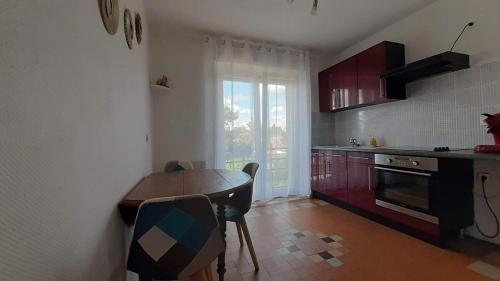 une cuisine avec une table en bois et une cuisine avec une fenêtre dans l'établissement charming apartment, à Stiring-Wendel