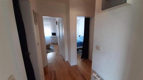 - un couloir avec une chambre et un lit dans une chambre dans l'établissement charming apartment, à Stiring-Wendel