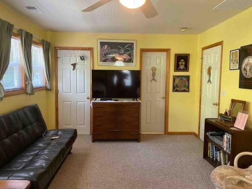 Televisyen dan/atau pusat hiburan di Soundside, canalfront Outer Banks house near ocean