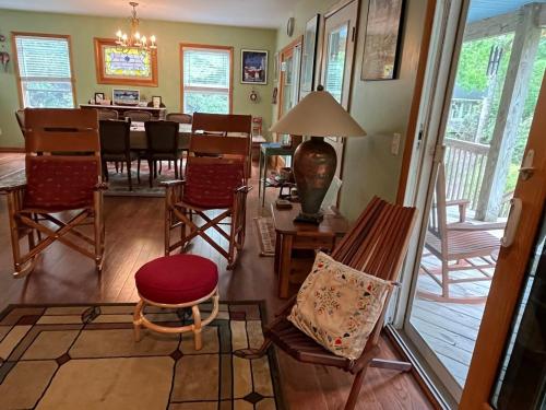 Ruang duduk di Soundside, canalfront Outer Banks house near ocean