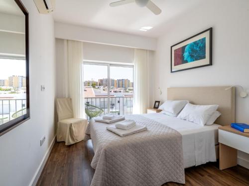 a hotel room with a bed and a balcony at Apt. dos Correios in Lagos