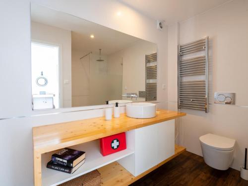 a bathroom with a sink and a toilet at Apt. dos Correios in Lagos