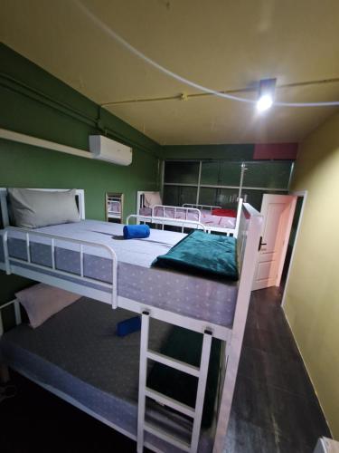een slaapkamer met twee stapelbedden en een ladder bij Bonanza Patong Beach2 100m to Beach Green Room in Patong Beach