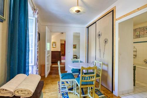 une cuisine et une salle à manger avec une table et des chaises dans l'établissement Moulin piscine des Attizals bord rivière, à Rodez
