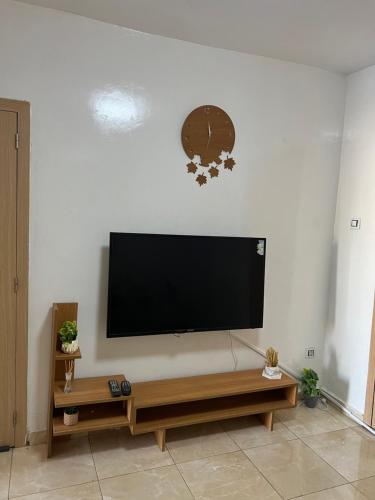 ヌアクショットにあるSoufi houseのリビングルーム(壁掛け式薄型テレビ付)