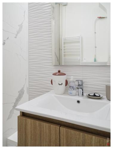 un comptoir de cuisine avec une casserole dessus dans l'établissement Joli studio en plein cœur de Paris !, à Paris