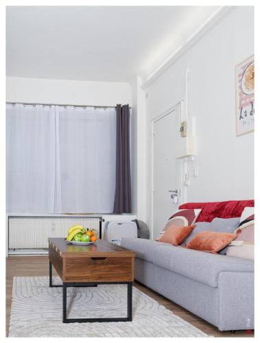 un salon avec un canapé et une table basse dans l'établissement Joli studio en plein cœur de Paris !, à Paris